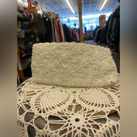 white beaded wallet - Picture 5 of 6